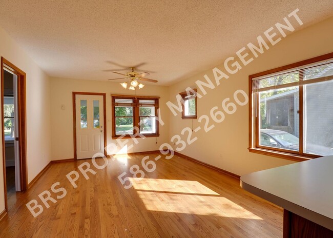 Foto del edificio - Rochester Hills totally renovated 2 BR ranch