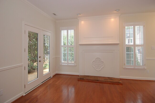 Foto del edificio - 1651 Village Glenn Dr