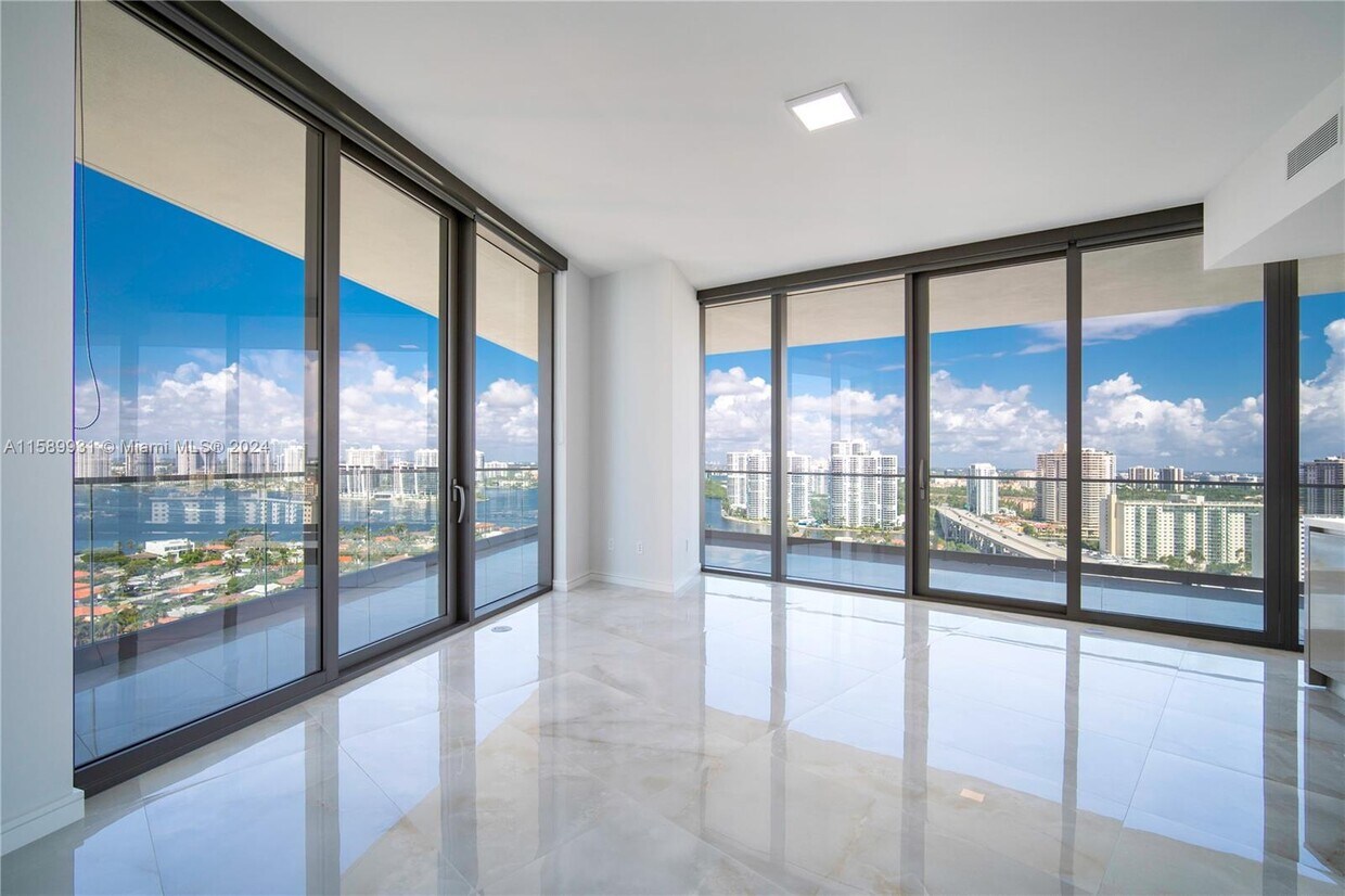 Foto principal - 18975 Collins Ave