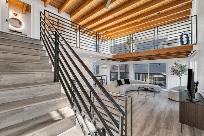 Building Photo - 24 20th Ave