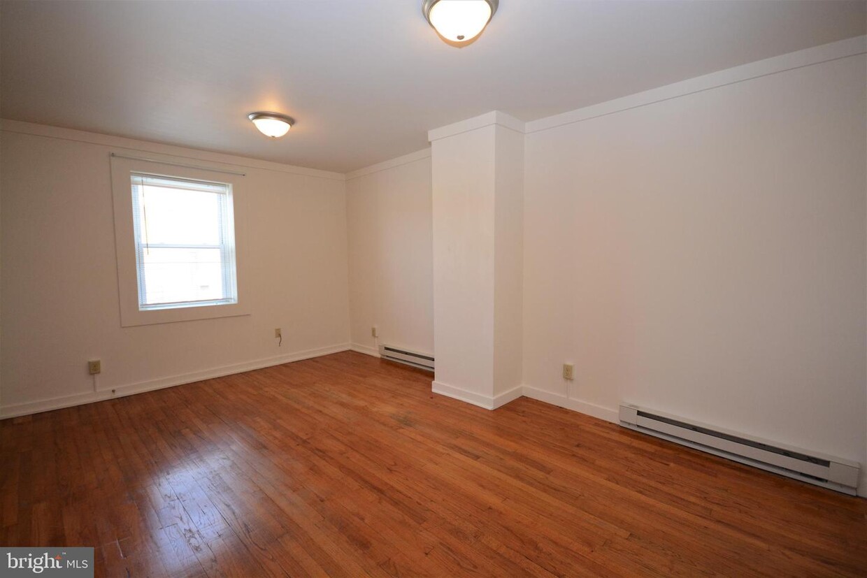 Primary Photo - 208 N Main St
