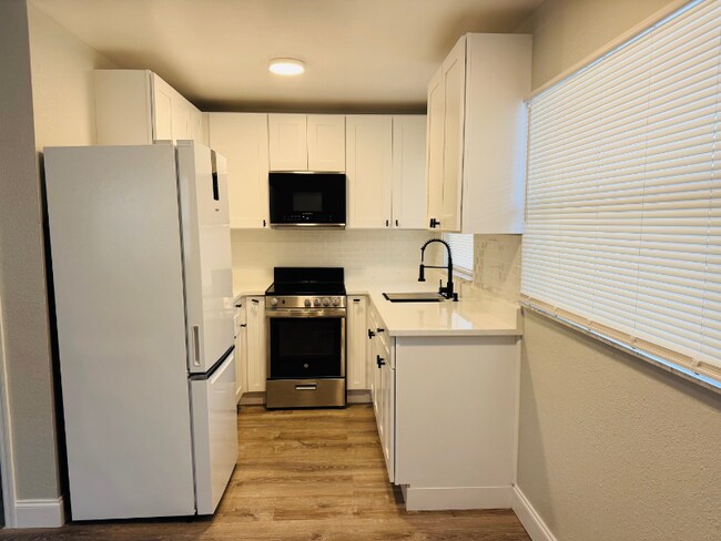 Building Photo - 1100-1190 Neptune Dr