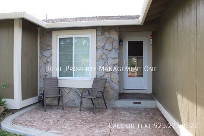 Building Photo - Beautiful 3 Bed, 2 Bath Single Story in Pe...