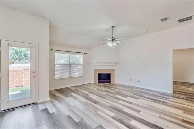 Foto del edificio - 1216 Lake Forest Dr