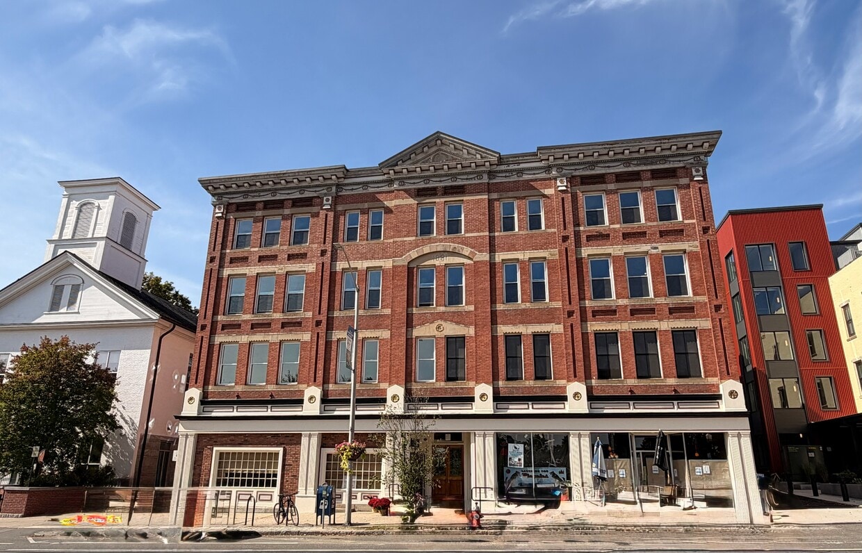 Foto principal - 69 S Pleasant St