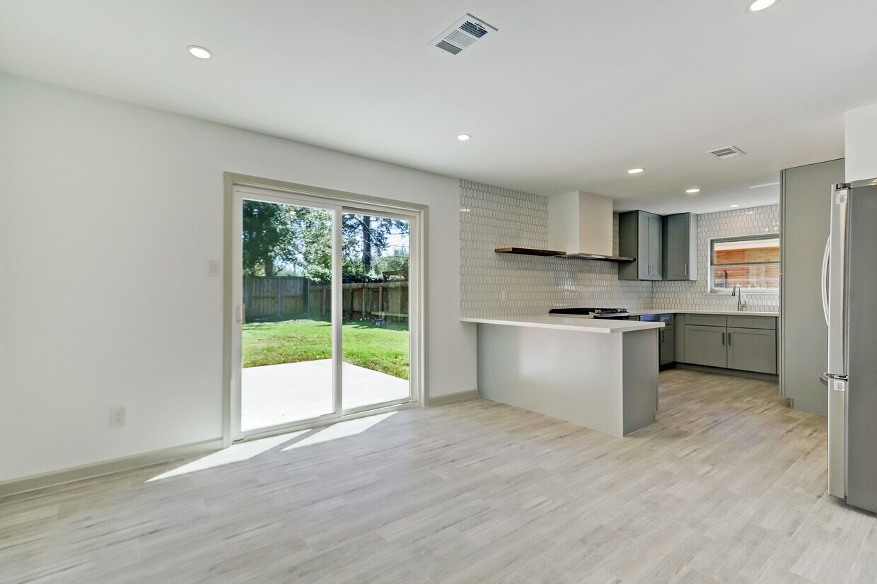 Foto del edificio - 8331 Waterbury Dr