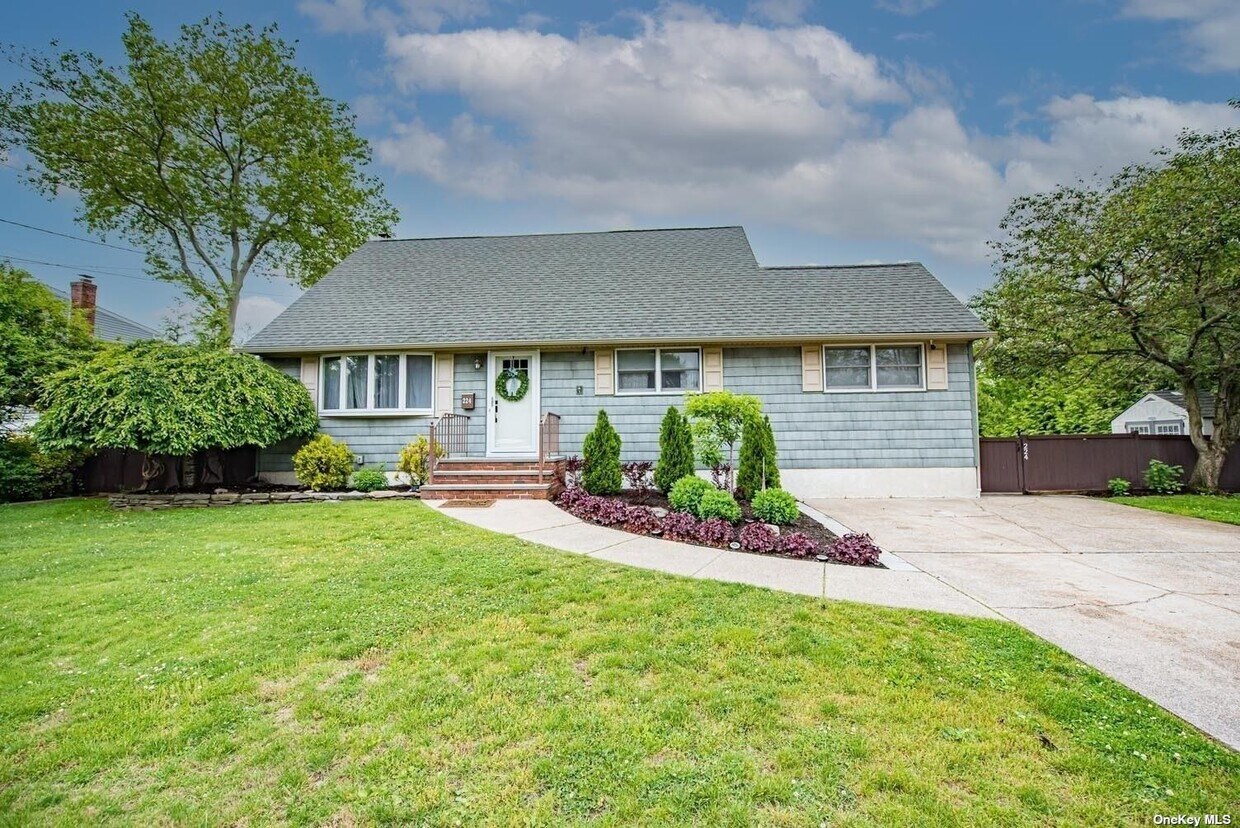 224 43rd St, Lindenhurst, NY 11757 House Rental in Lindenhurst, NY