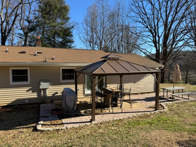 Building Photo - 521 Pond Rd