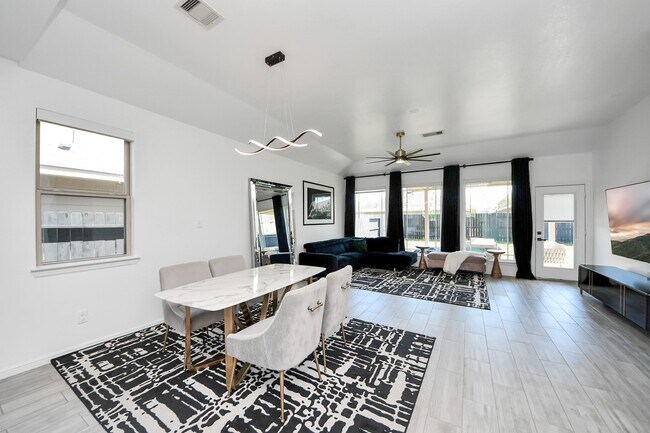 Foto del edificio - 8111 Fairfield Mnr Wy