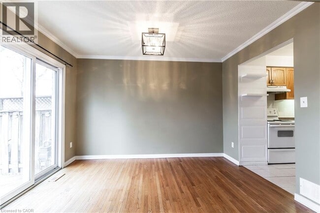 Building Photo - 2 Royalwood Ct
