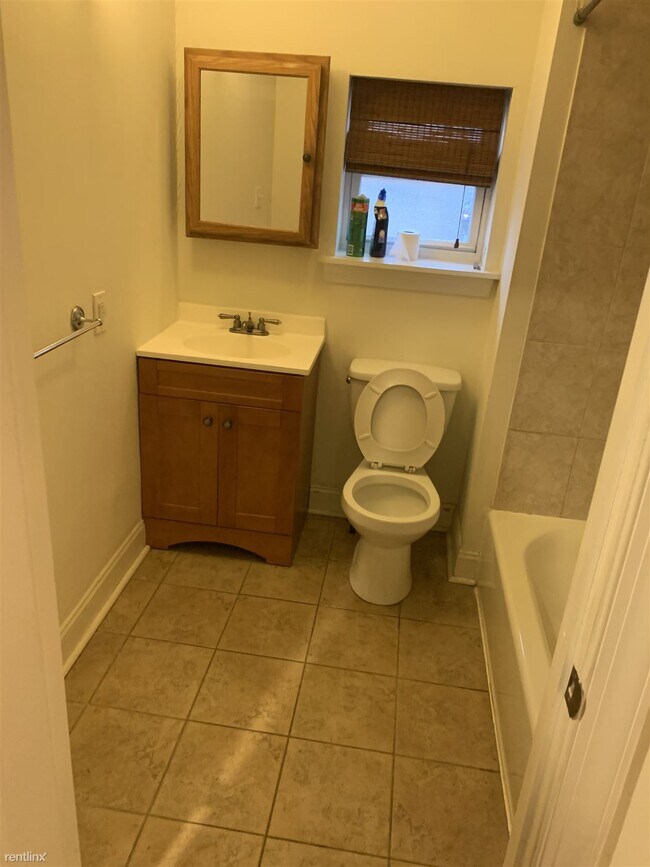 Foto del edificio - Studio, 1 bath Triplex - 6908 North Broad ...