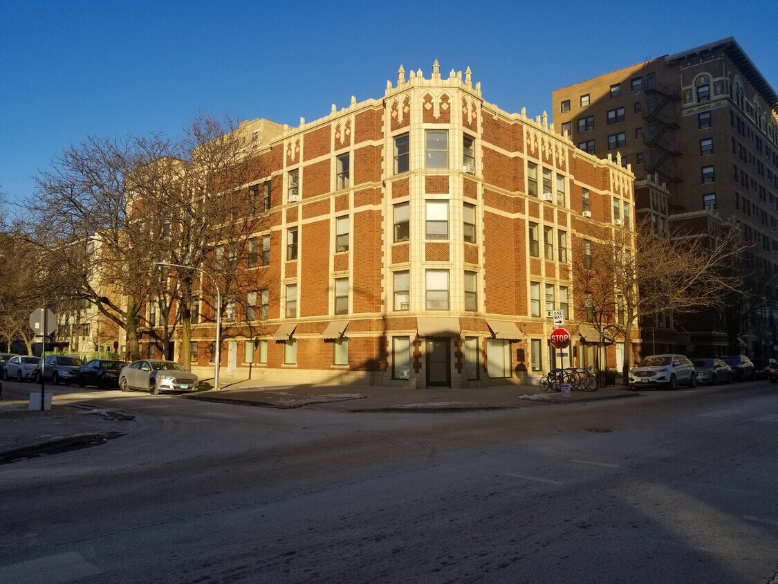 Foto principal - 1070 W Granville Ave