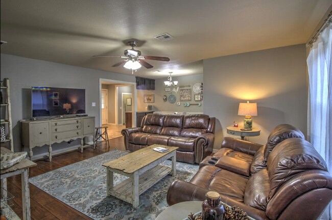 Building Photo - 3 Bed 2 Full Bath in Claremore!