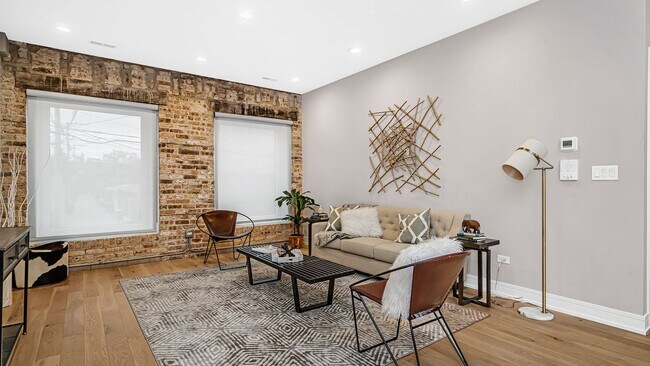 Living Room 2 - 915 N Hoyne Ave
