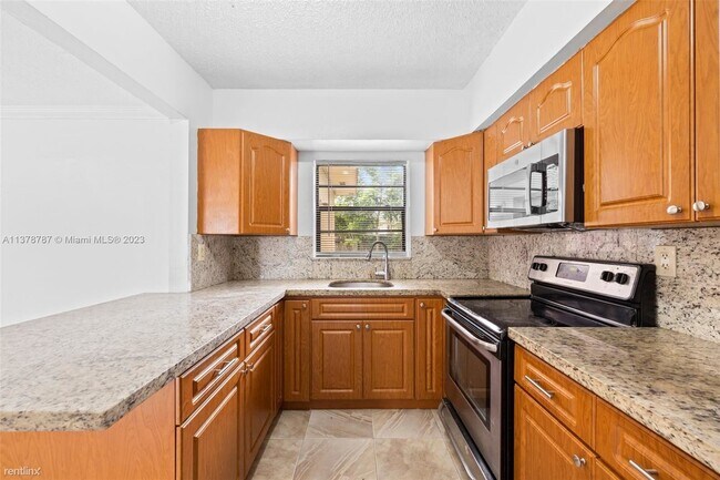 Building Photo - 3 br, 2 bath House - 560 NE 157th Ter # 560
