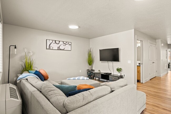 Building Photo - Fresh & Modern 3BR Apartment Just Minutes from ISU