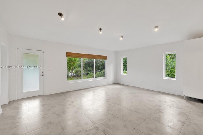 Foto del edificio - 801 NE 118th St