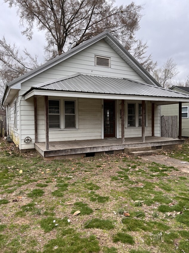 Primary Photo - 1112 N College Ave
