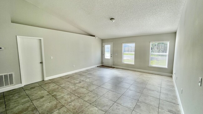 Building Photo - 34 Firethorn Ln