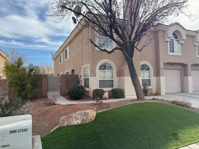 Foto del edificio - Awesome Three bedroom 2 1/2 townhouse in a gated community