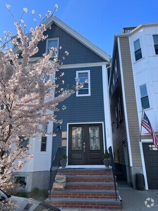 Building Photo - 122 Coleridge St
