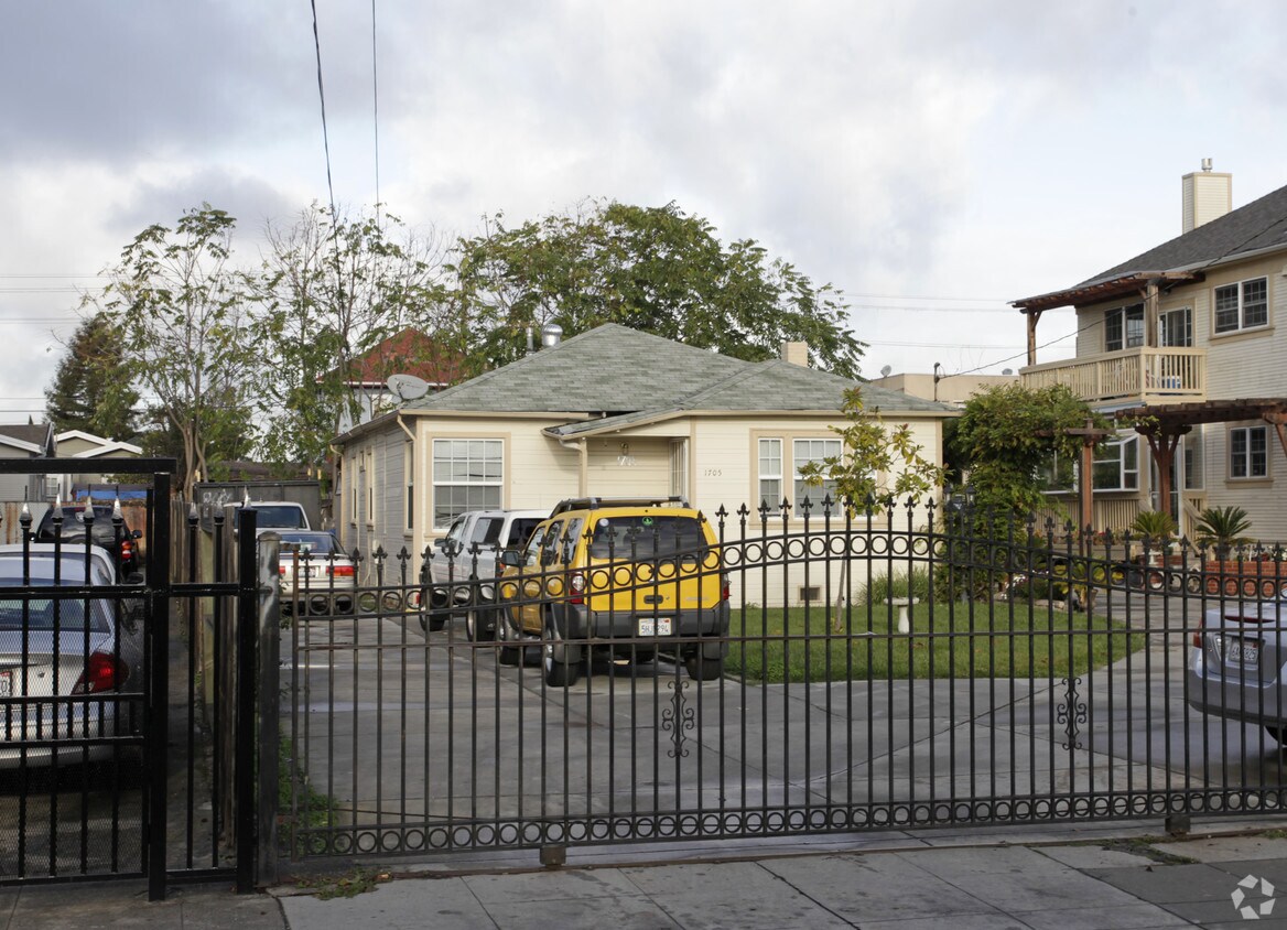 Primary Photo - 1705 39th Ave