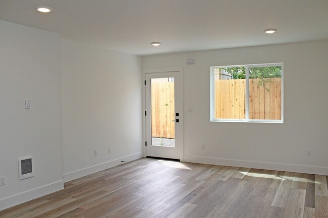 Building Photo - 4563-4563 N Borthwick Ave