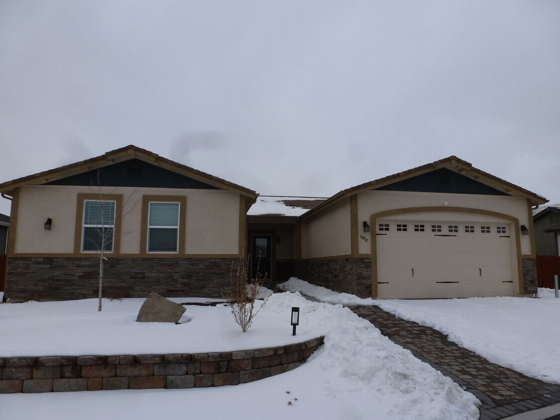Foto principal - Almost New Four Bedroom, Two Bath Home in ...