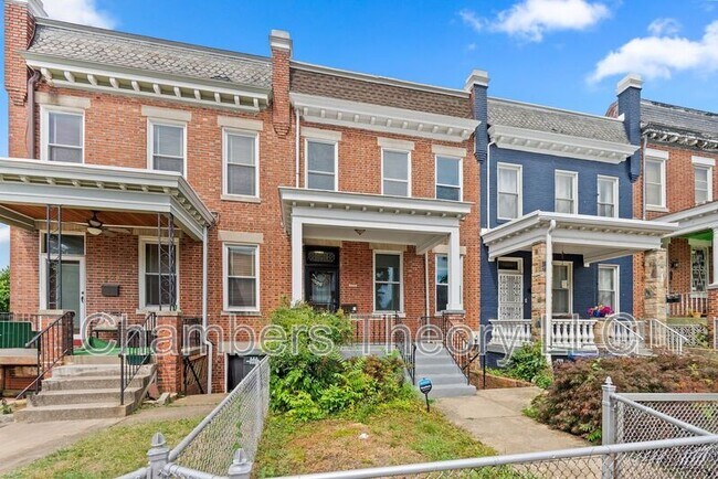 Foto del edificio - 3532 Warder St NW