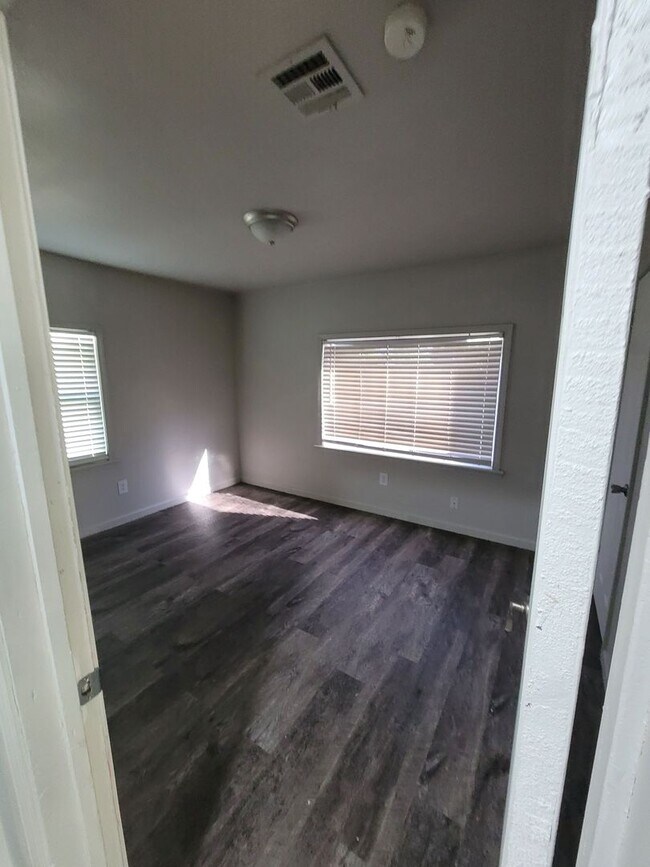 Foto del edificio - 555 E Harmon Dr