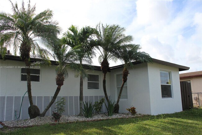 Building Photo - 30055 SW 143rd Ct