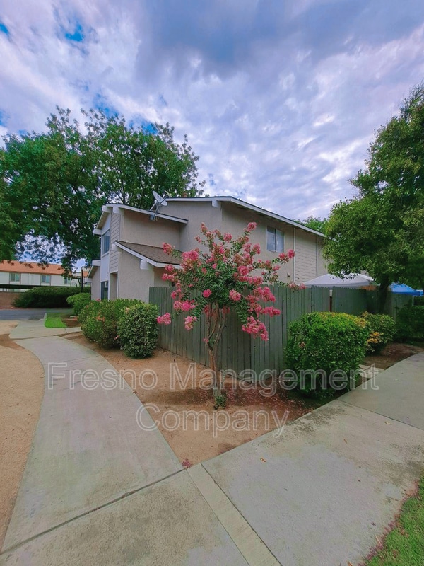Building Photo - 4765 N Cedar Ave