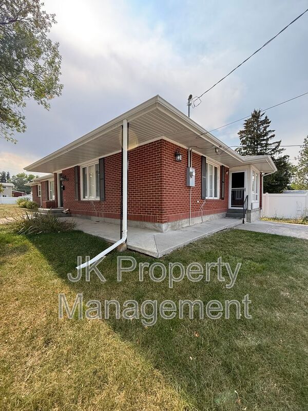Building Photo - 1825 1st Ave S