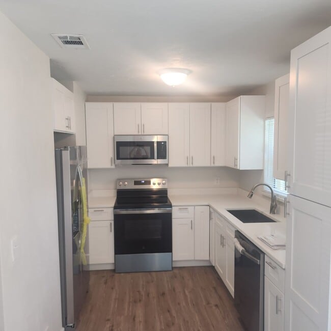 Building Photo - 3 bedroom 1.5 bath