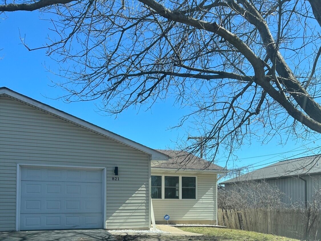 821 Belle Plaine Ave, Gurnee, IL 60031 Condo for Rent in Gurnee, IL