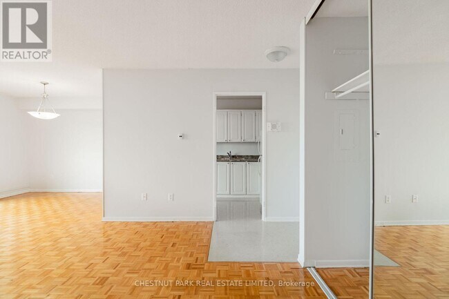 Photo du bâtiment - 150 Lakeshore Rd W