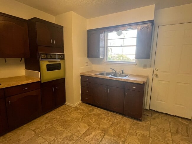 Building Photo - 616 W J St