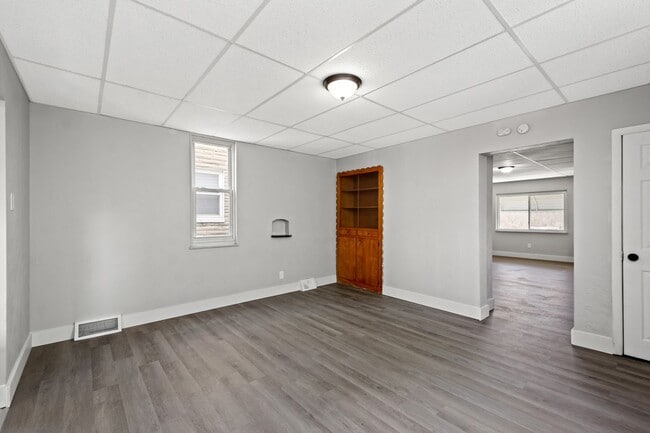 Building Photo - Fresh 2 bedroom home in Myer Park availabl...