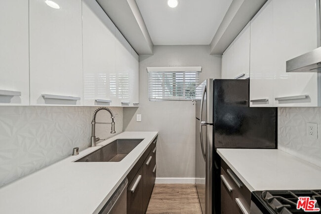 Building Photo - 252 S New Hampshire Ave