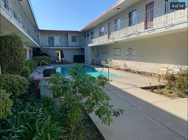 Foto del edificio - 25215 Oak St