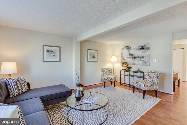 Foto del edificio - 8035 Tyson Oaks Cir