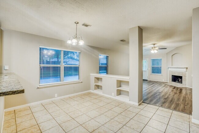 Foto del edificio - 10403 Falling River Dr