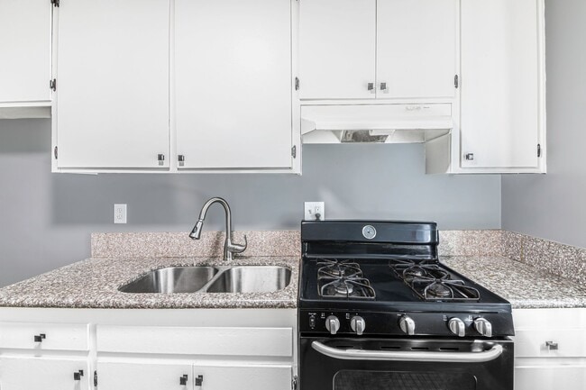 Building Photo - 210 E 29th St