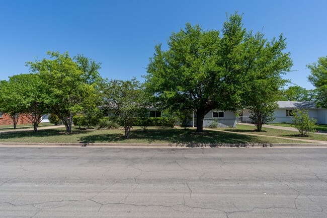Building Photo - 725 Bellaire Dr