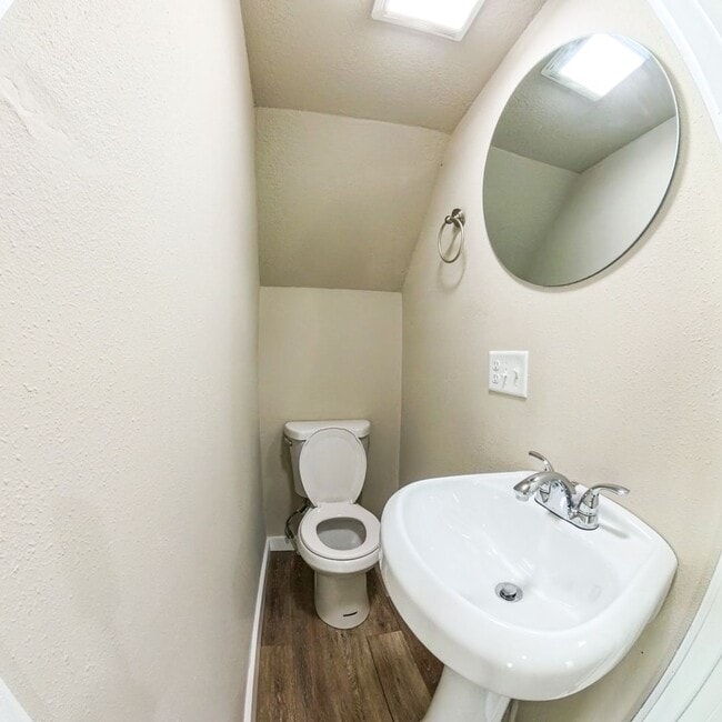 Building Photo - Fully Remodeled 4 Bedroom 2.5 Bathroom