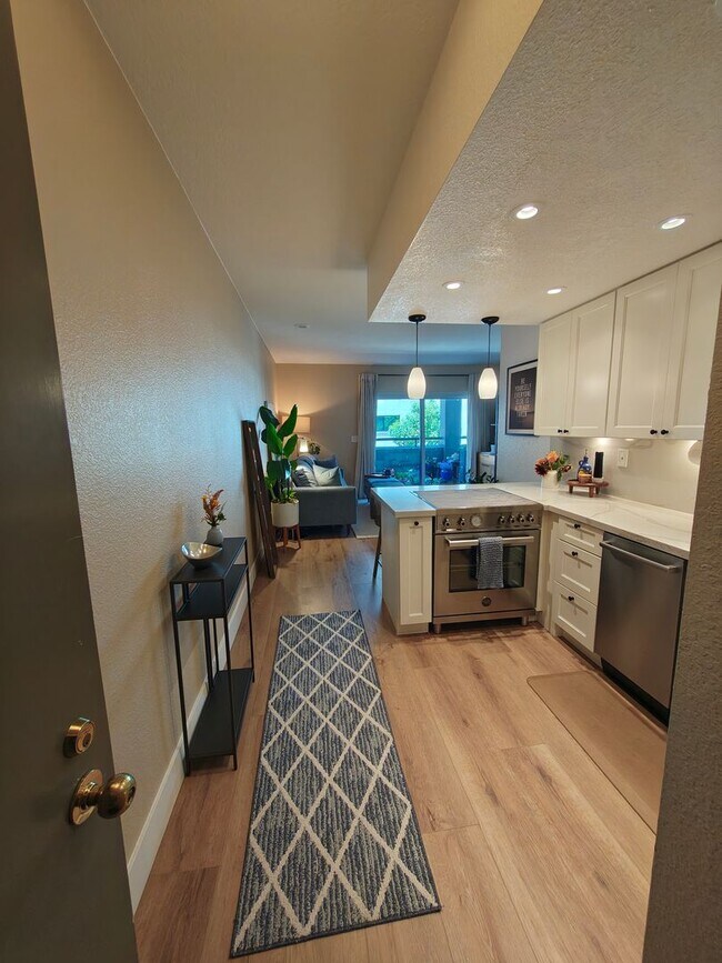 Foto del edificio - Furnished 1-Bedroom Garden Oasis at Bay Crest Condominiums | Rincon Hill