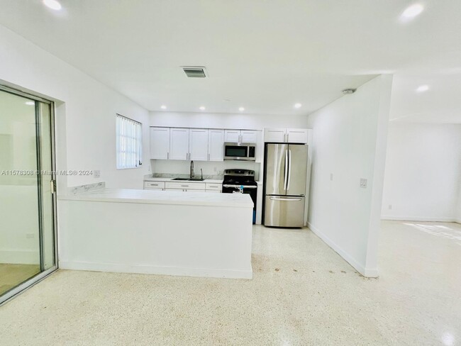 Foto del edificio - 18320 NE 7th Ct