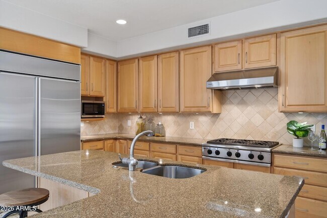 Building Photo - 8001 E Vista Bonita Dr