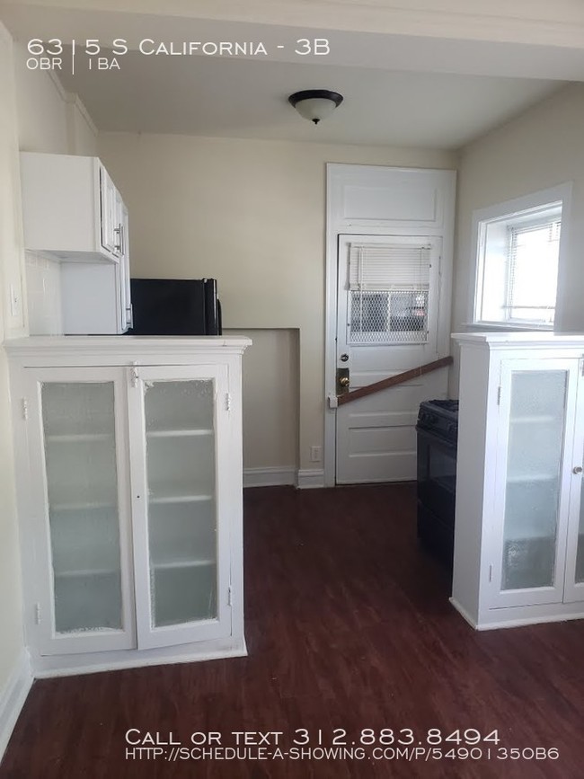 Building Photo - Renovated & Spacious Studio with Free Heat!
