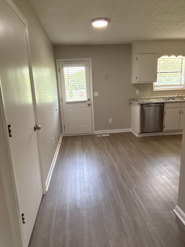 Building Photo - Renovated 2 Bedroom Duplex in Manchester!